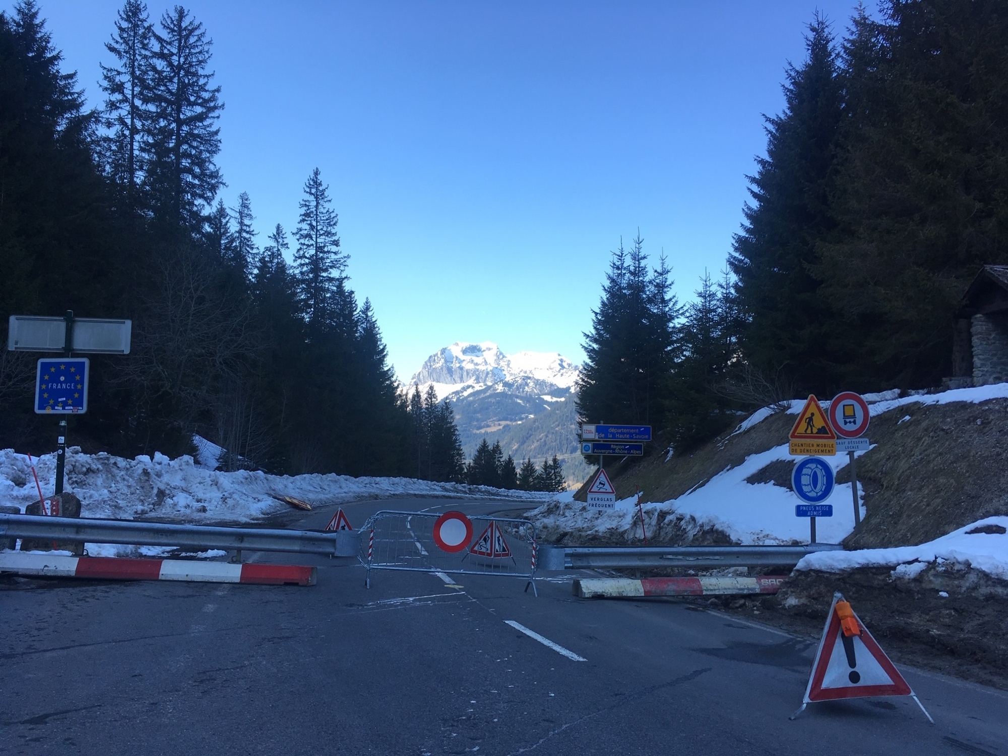 Les véhicules ne peuvent plus franchir la frontière franco-suisse à Morgins.