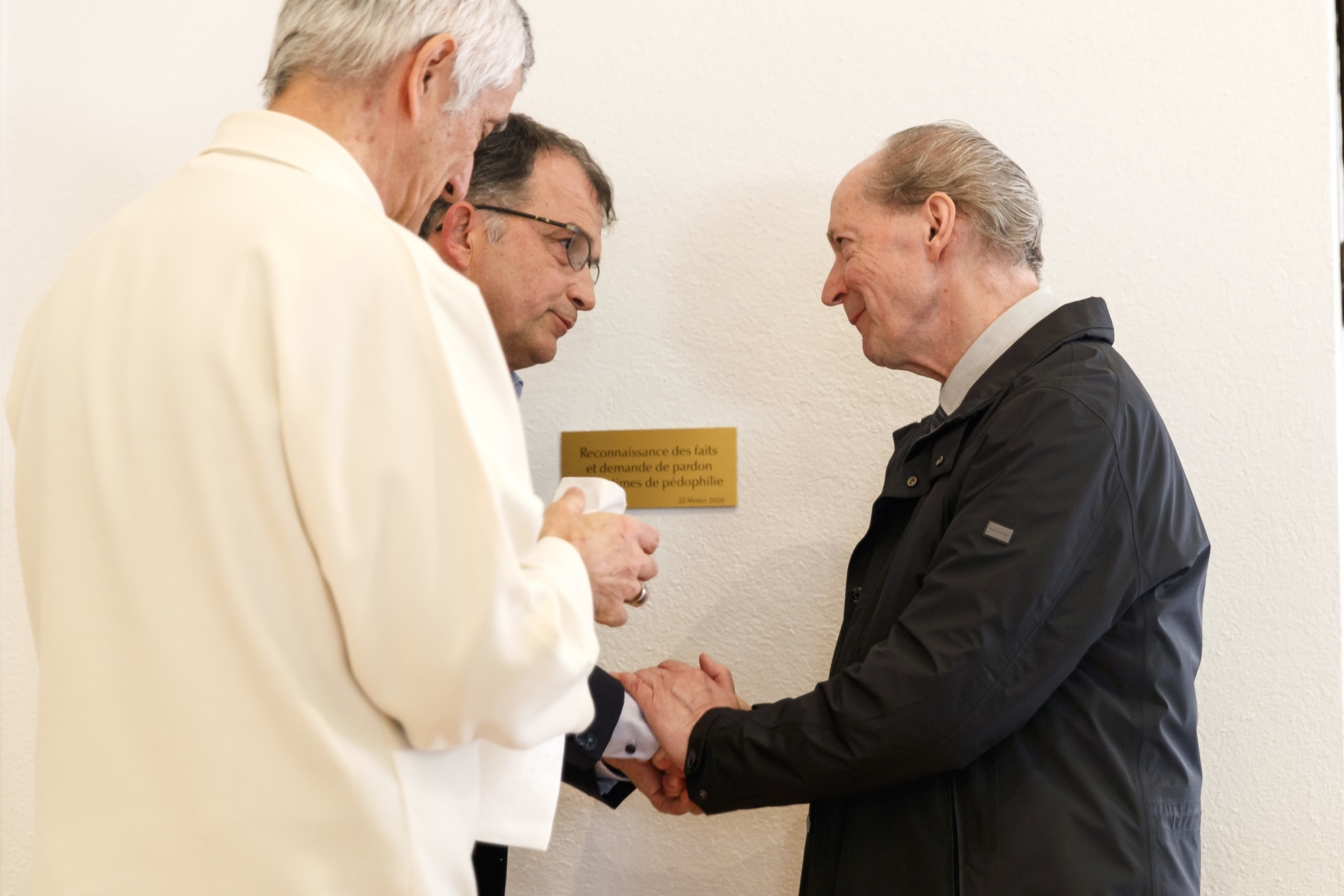 La plaque a été dévoilée samedi à la chapelle du Closillon en présence de Mgr Lovey, Stéphane, l'une des victimes d'un prêtre, et le Père Gruber, supérieur des Marianistes.