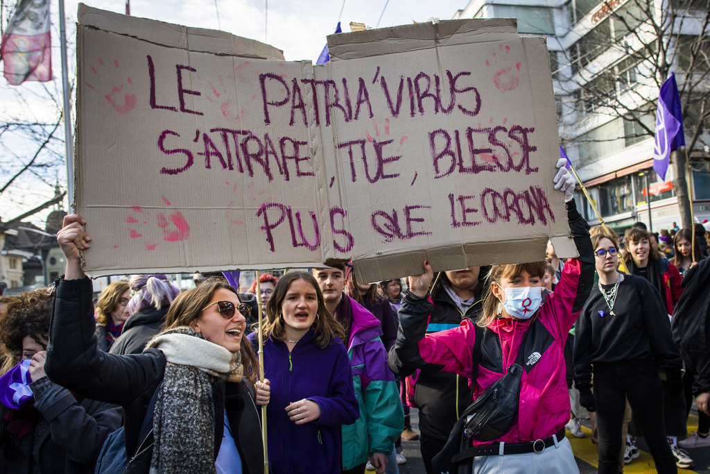 Des femmes manifestent à Lausanne lors de la grève feministe à l'occasion de la Journée internationale des droits des femmes.