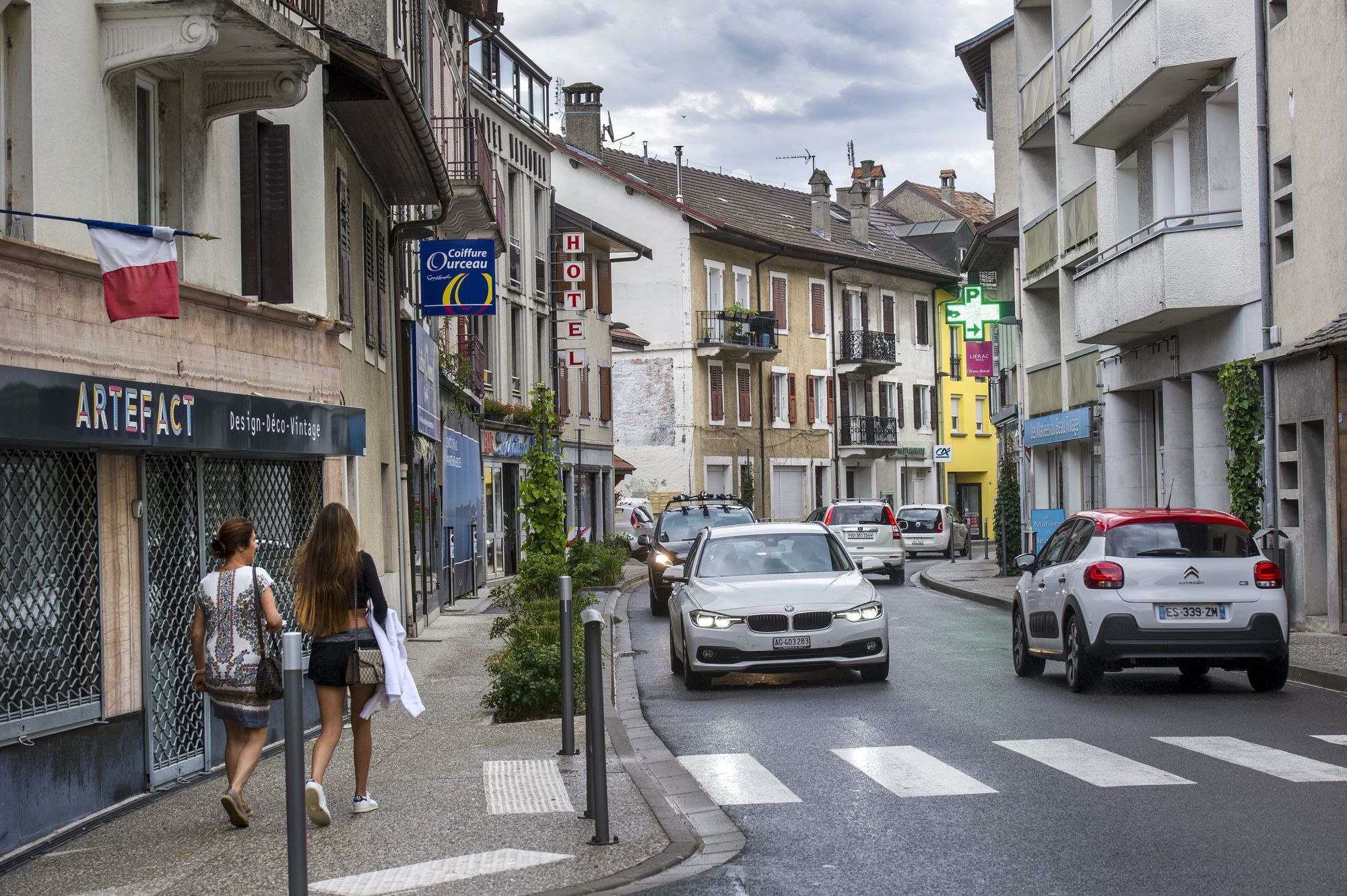 Les Gingolais français disposent d'une pharmacie et d'un magasin d'alimentation, ce qui n'est pas le cas côté suisse.
