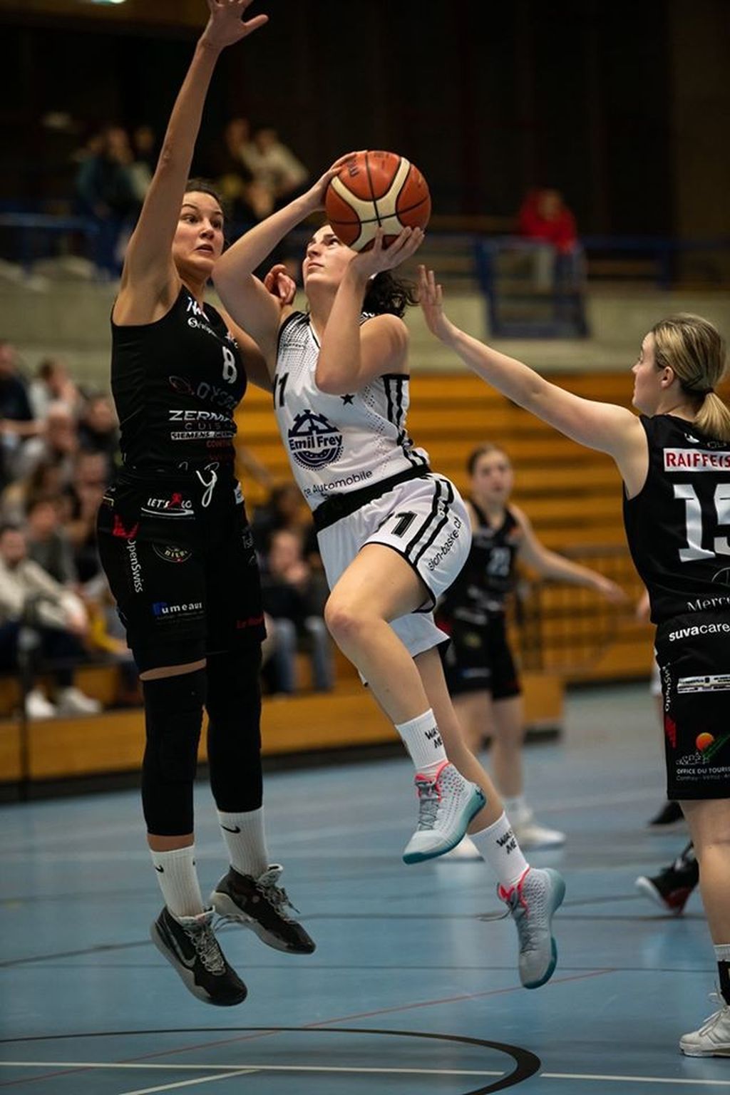 Amélie Fritschi (en blanc) et Sion Basket ont joué ce week-end aux Creusets.