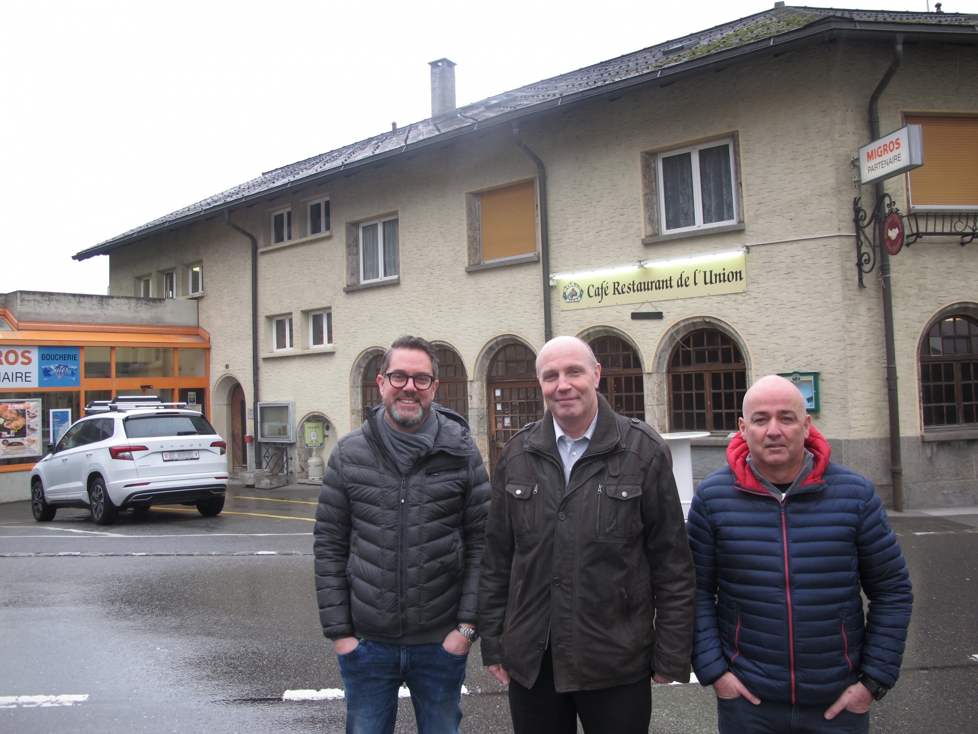 Nicolas Crettenand, Christian Roduit et Christian Ecœur, trois des cinq membres du conseil d'administration de la nouvelle SA Union Leytron, devant le café-restaurant et le magasin d'alimentation exploités par cette dernière.