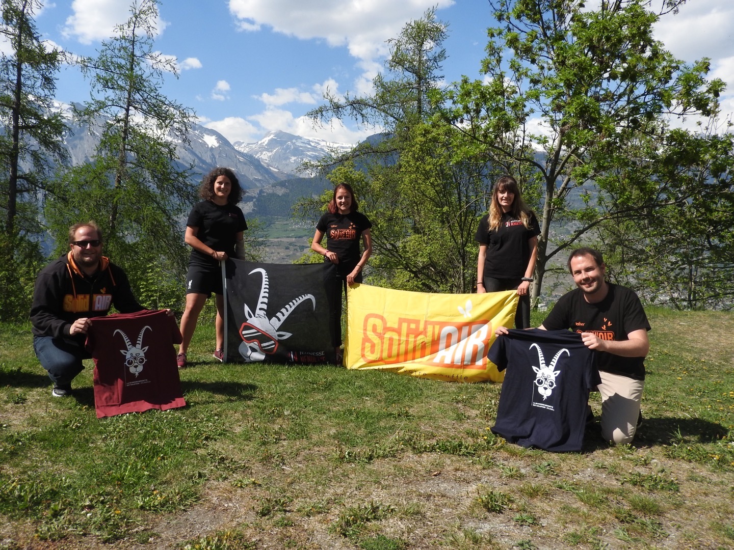 Les deux coprésidents de Solid’Air, Beat Eggel et Adrien Délèze présentent les t-shirts en compagnie de Sabrina Fournier, Sophie  et Lucie Guntern, de la Jeunesse Nendette.