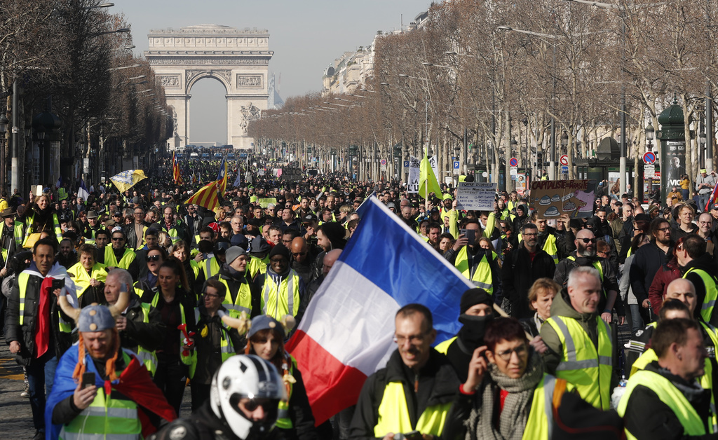 Paris, le samedi 17 novembre 2018. Une marée humaine de gilets jaunes prennent d'assaut les Champs-Elysées. (Archives)