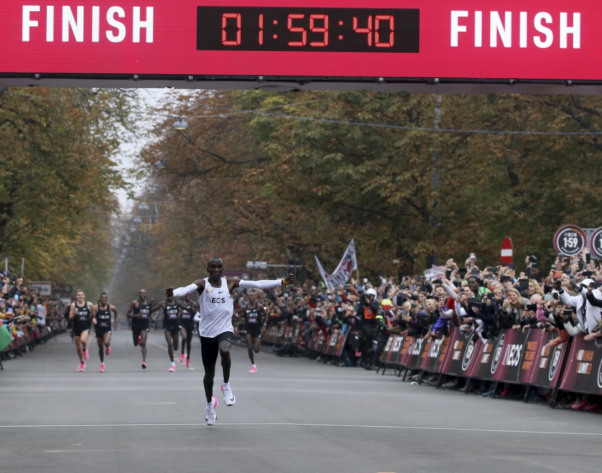 En octobre 2019, Eliud Kipchoge était devenu le premier homme à courir le marathon sous la barre des deux heures.
