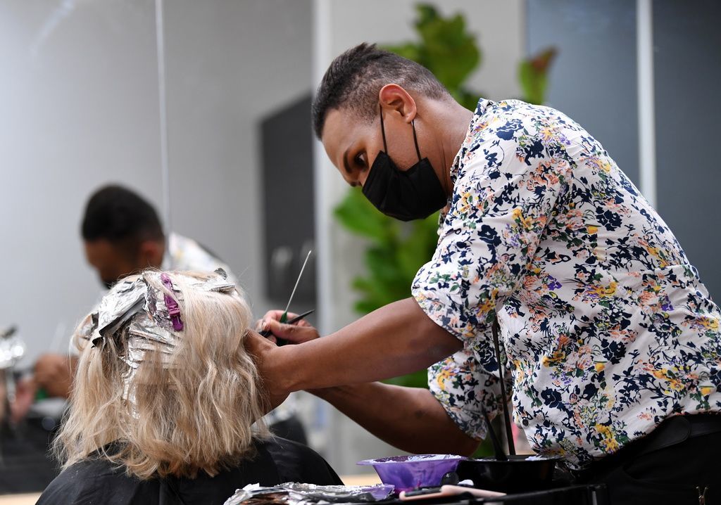 Le coiffeur comme le client devront porter un masque de protection.