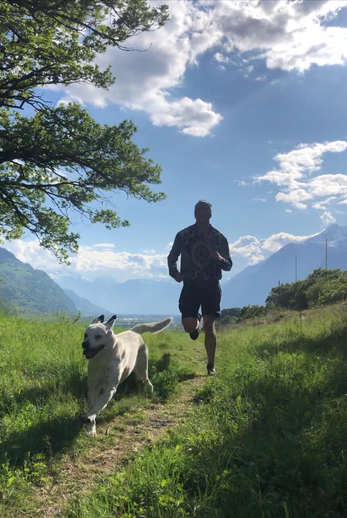 Benoît Huber aime entraîner son cardio en allant courir avec son chien sur la colline des Maladaires.