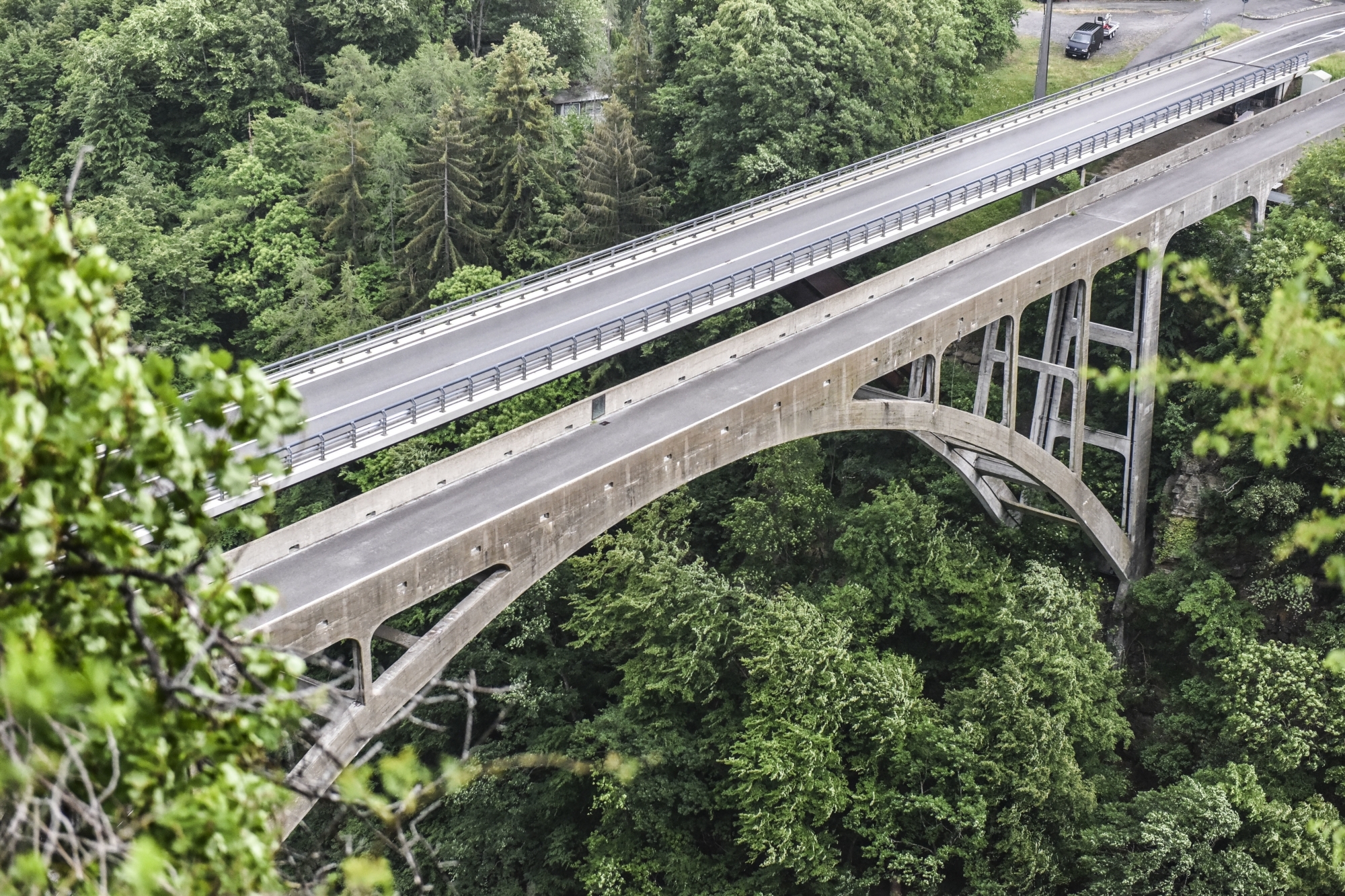 Les piétons et les cyclistes utilisent l'ancien pont tandis que le trafic motorisé emprunte le plus récent.