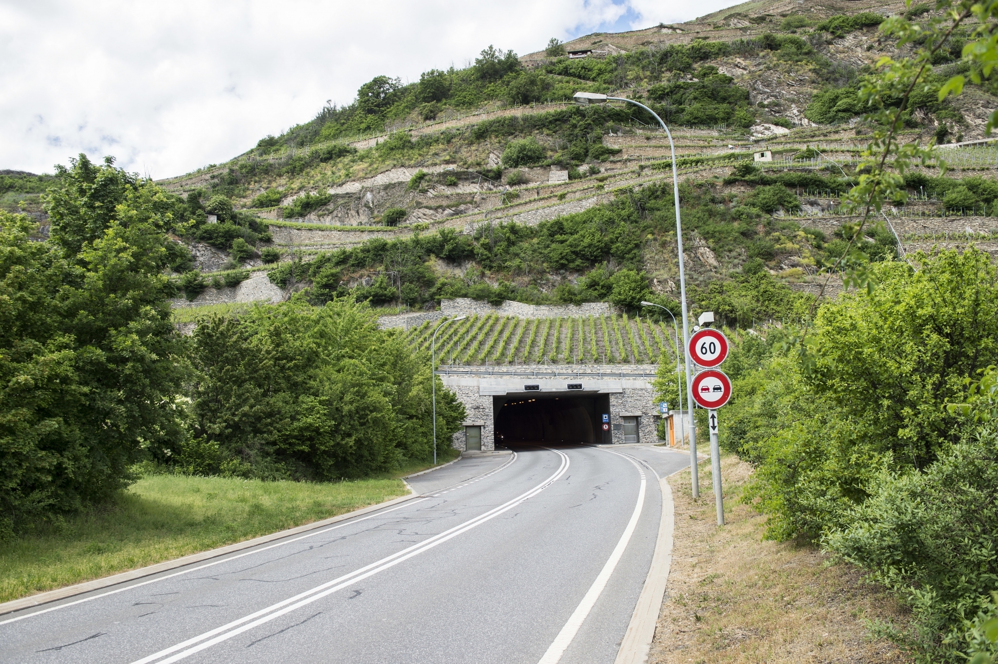 L'entrée du tunnel de Platta, bien intégrée dans le paysage.