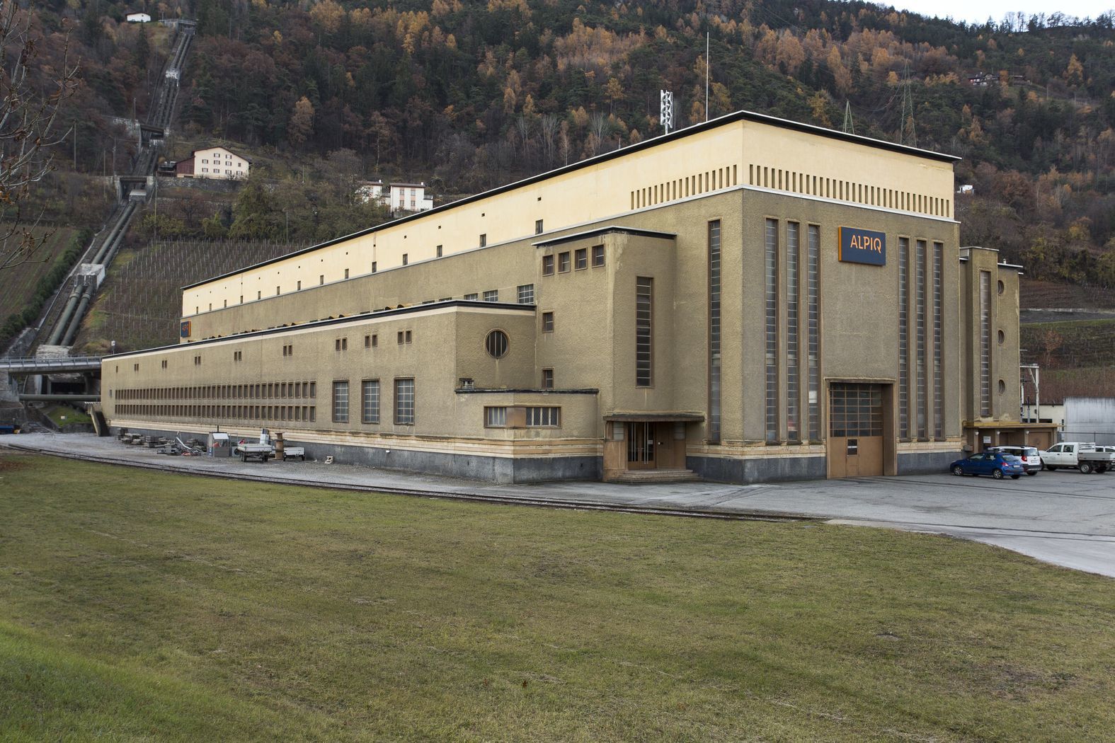 L’usine hydroélectrique de Chandoline (Daniele Buzzi, 1934) à Sion est remarquable pour la simplicité et l’élégance de ses formes. Un chef-d’œuvre moderne de l’époque des barrages.*