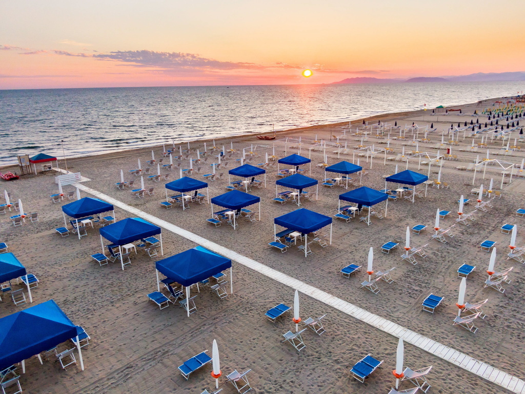 Sur la plage de la station balnéaire toscane de Viareggio, parasols et chaises longues délimitent des espaces qui permettent de respecter les règles de distanciation.