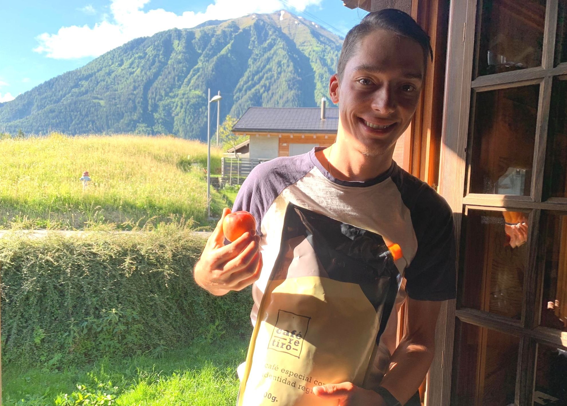 Simon Pellaud a goûté aux abricots, l'un de ses plaisirs retrouvés depuis qu'il est rentré en Valais.