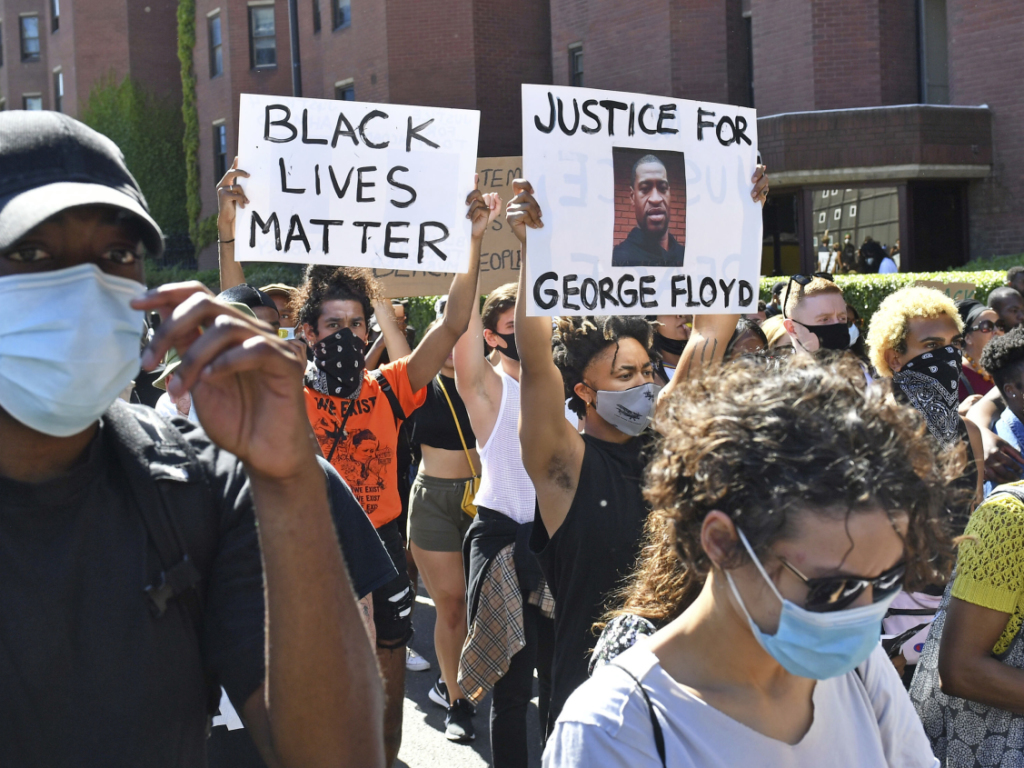 Les manifestations de soutien à la victime noire de Minneapolis  George Floyd ont eu lieu jusqu'à Londres où des centaines de personnes se sont rasemblées.