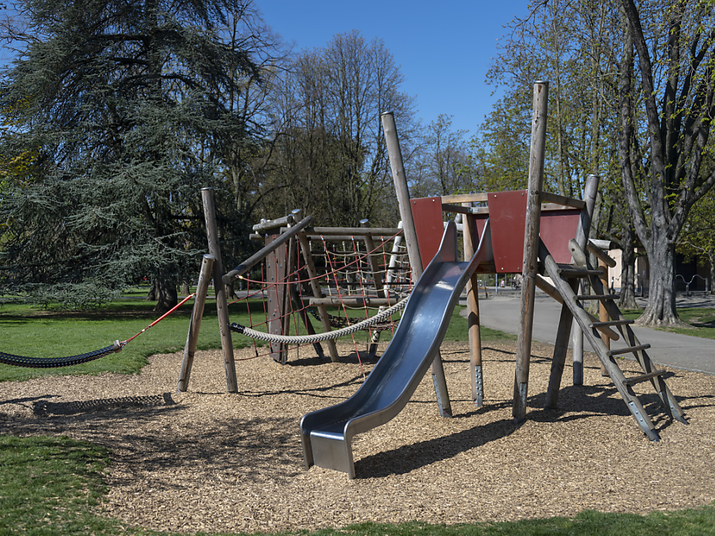D'un point de vue adulte, les espaces dédiés aux jeux d'enfants sont souvent réduits à des aires de jeux.