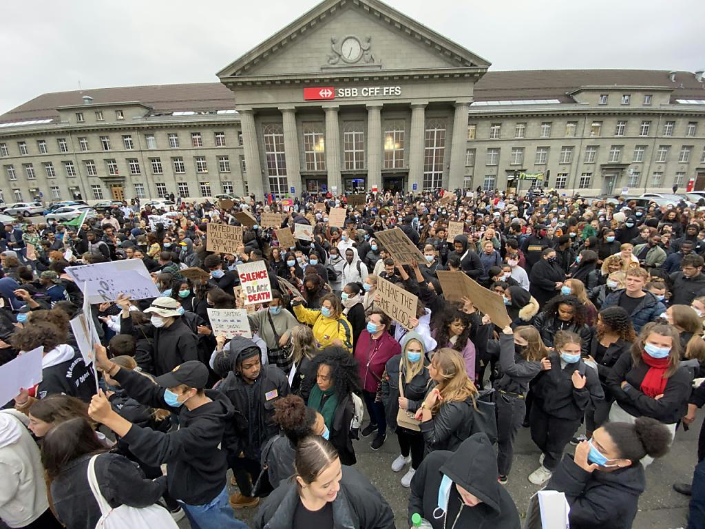 Plus d'un millier de personnes ont manifesté vendredi à Bienne contre le racisme à l'encontre des personnes de couleur.