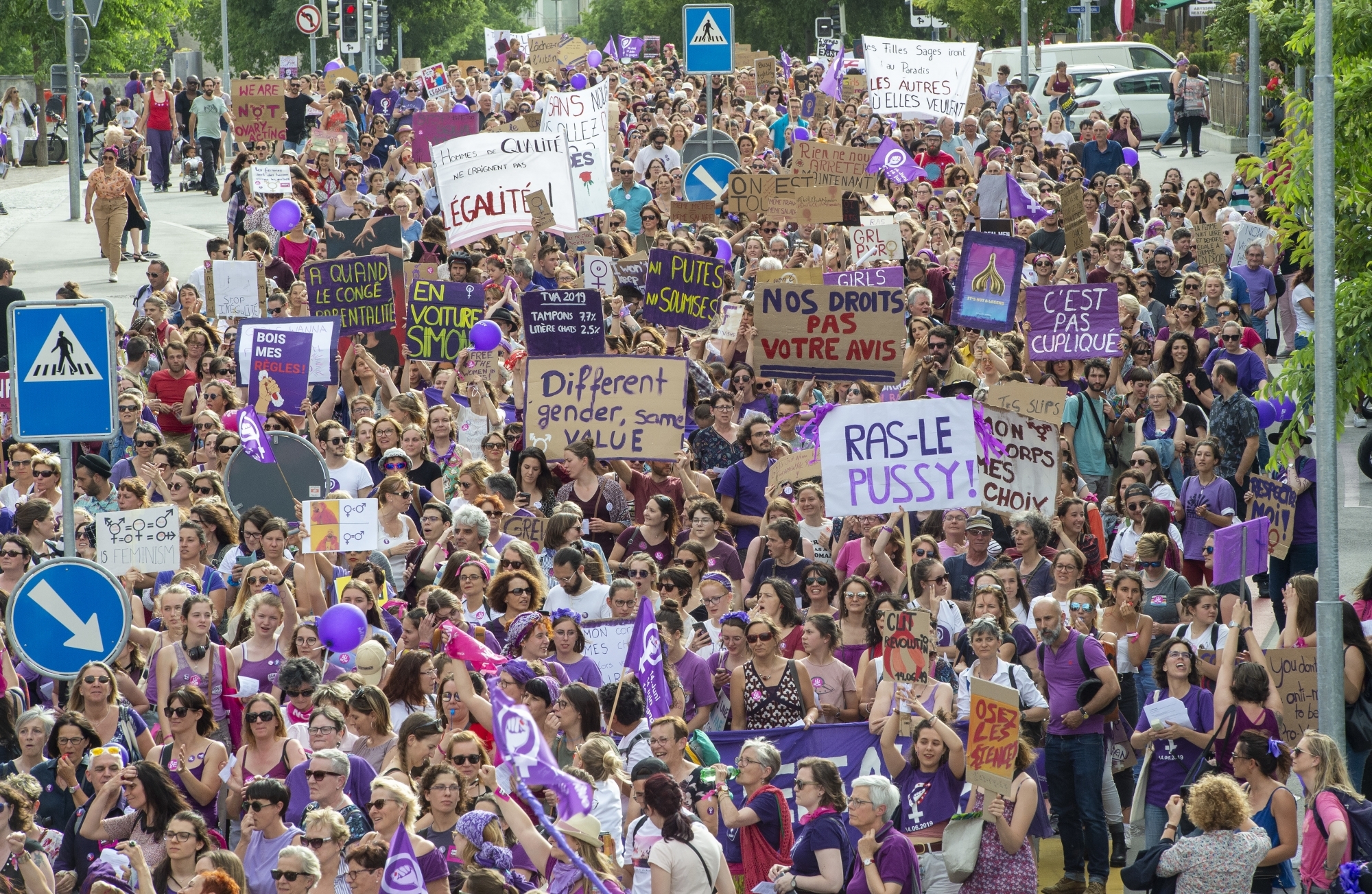 La grève des femmes avait rassemblé 12 000 personnes – une grande majorité de femmes, mais également des hommes – dans les rues de Sion le 14 juin 2019.
