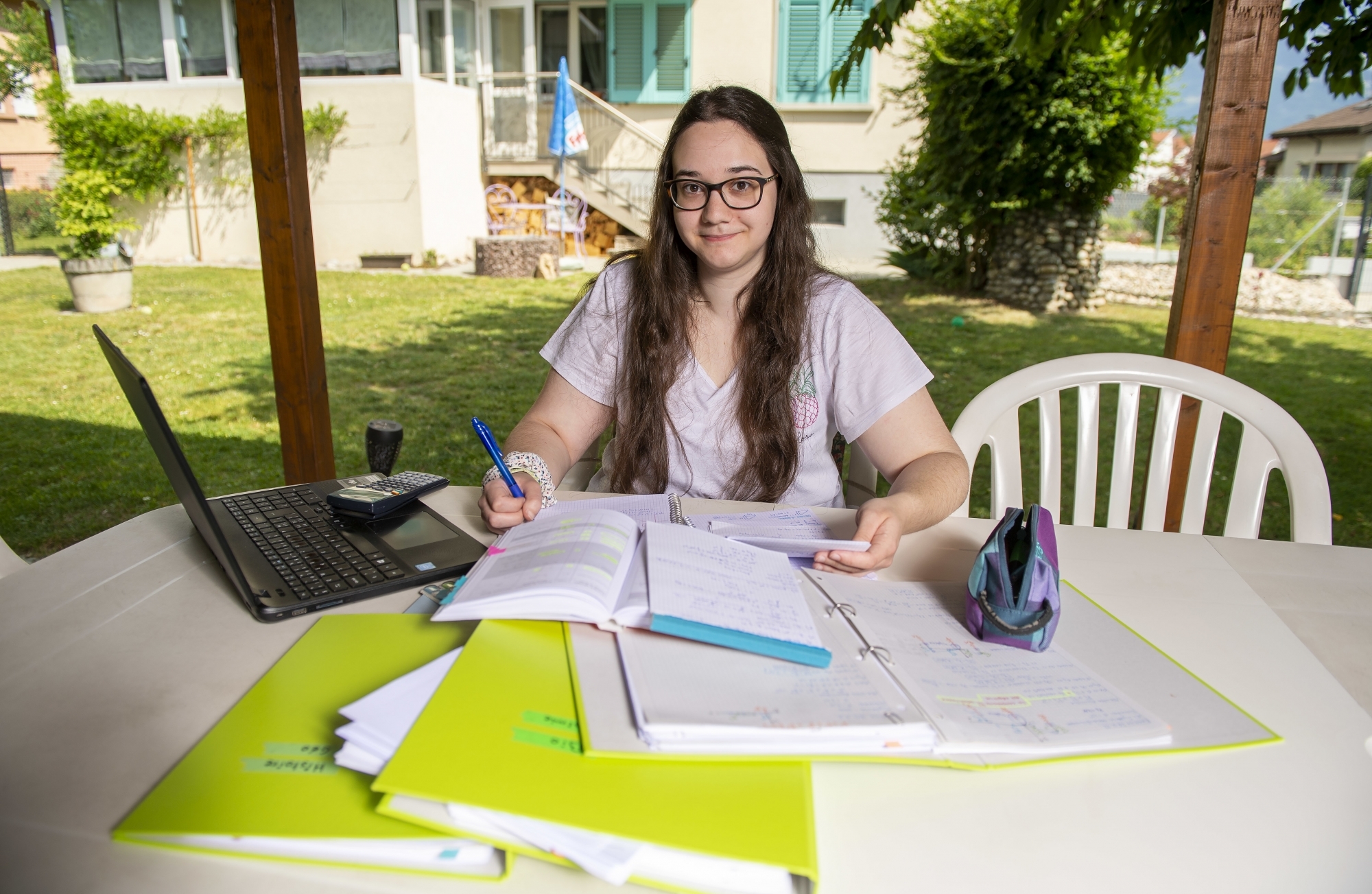Cassandra Genoud, étudiante en passerelle Dubs au collège de Saint-Maurice, fait partie des étudiants valaisans qui doivent passer leurs examens.