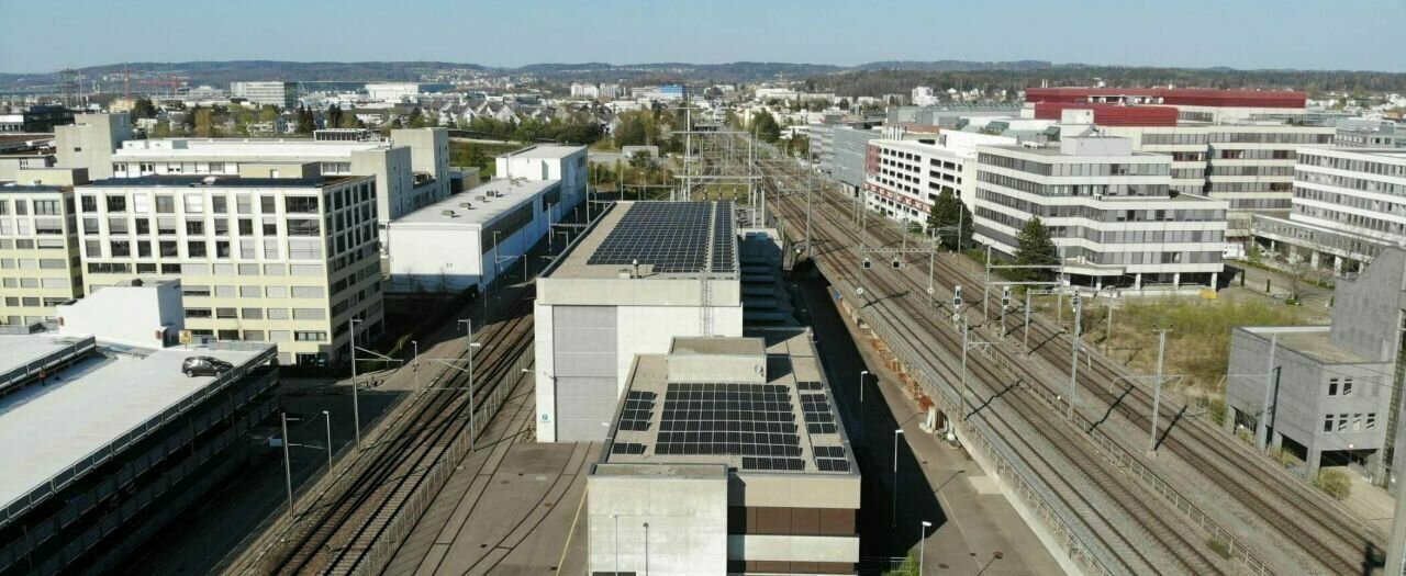 Le système photovoltaïque mis en service est installé sur le toit du convertisseur de fréquence de Zurich-Seebach.
