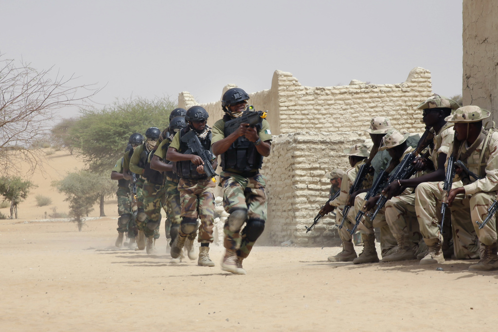 Bien que l'attaque n'ait pas été revendiquée, de nombreux regards se tournent vers Boko Haram, le groupe terroriste actif dans la région contre lequel les forces armées nigériennes (ici à gauche, lors d'un exercice combiné avec l'armée tchadienne en 2015) ont l'habitude de se battre.
