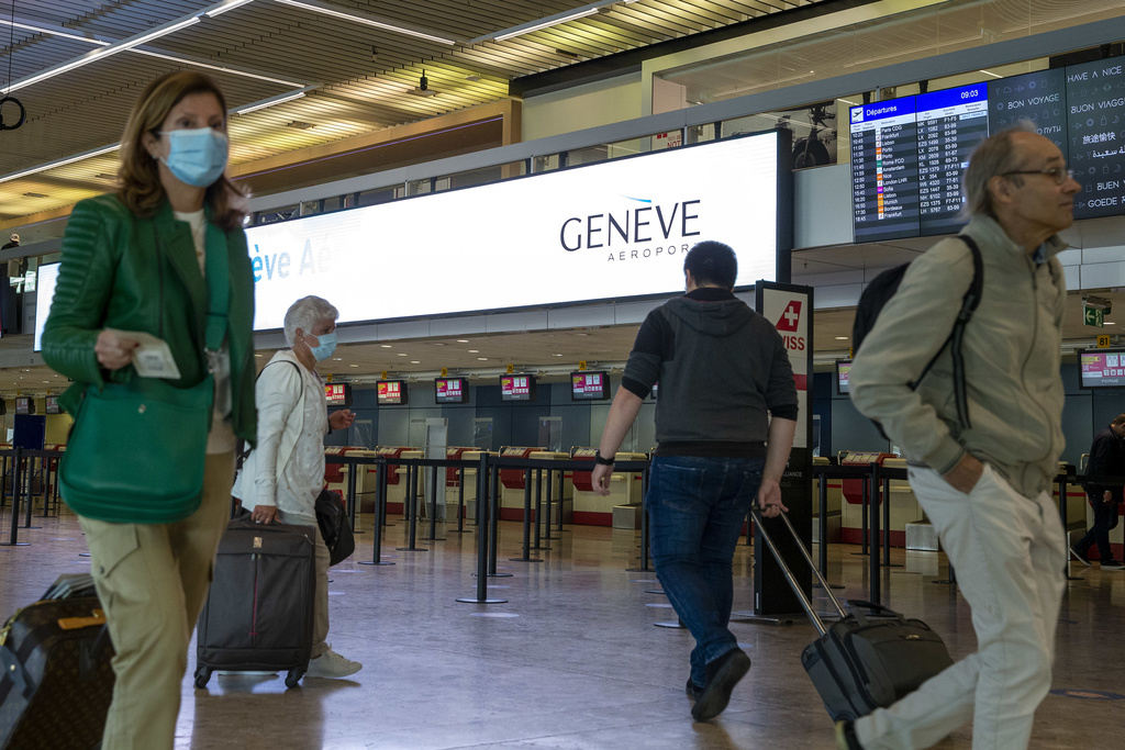 Toute personne qui rentre en Suisse en provenance d'un pays à risque pour le coronavirus est censée s'annoncer auprès des autorités cantonales et se placer en quarantaine.