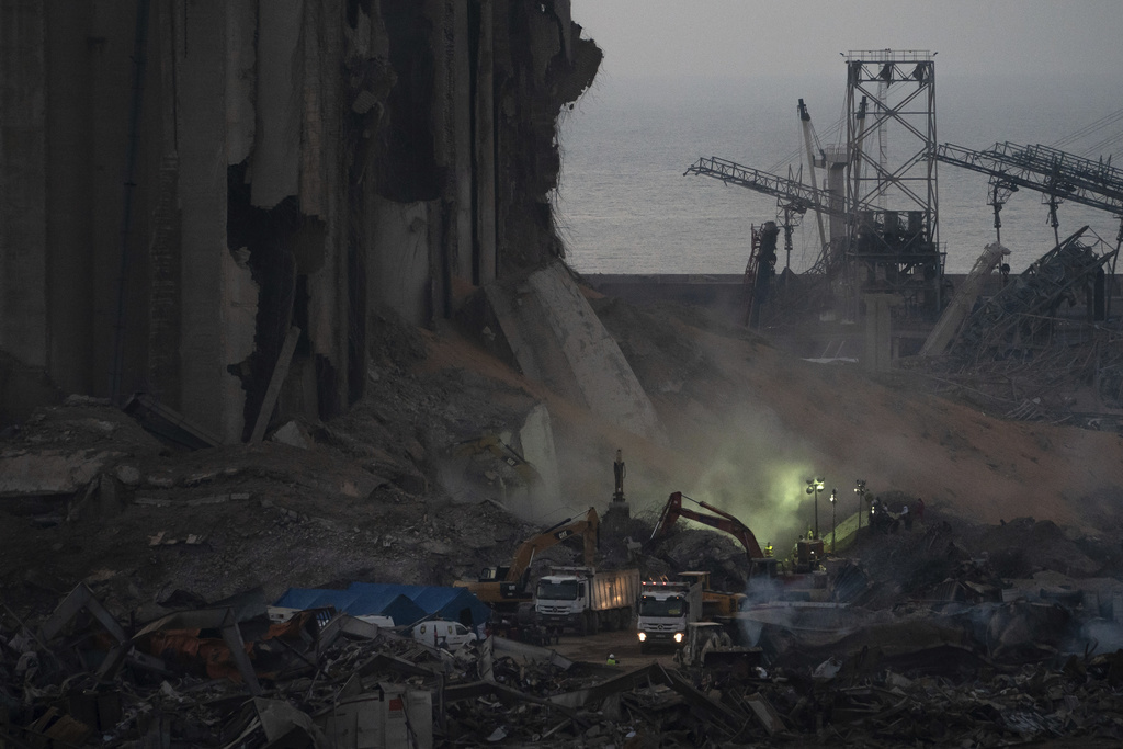 Les équipes de secours fouillent toujours les décombres du port de Beyrouth à la recherche des personnes portées disparues.