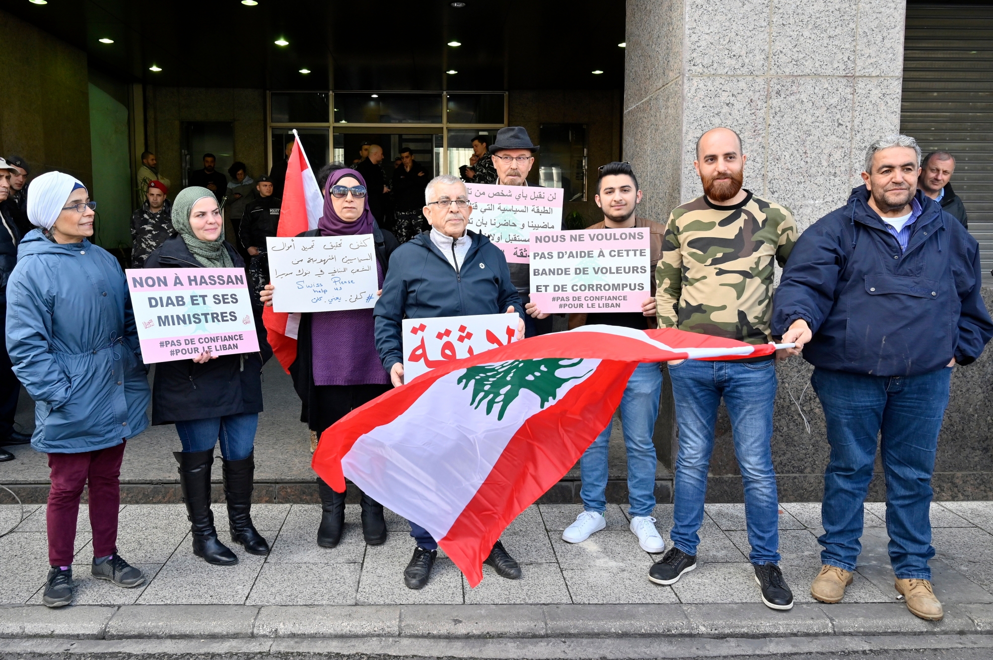 En février dernier, des opposants manifestaient devant l’ambassade de Suisse, à Beyrouth, pour le gel des avoirs libanais.