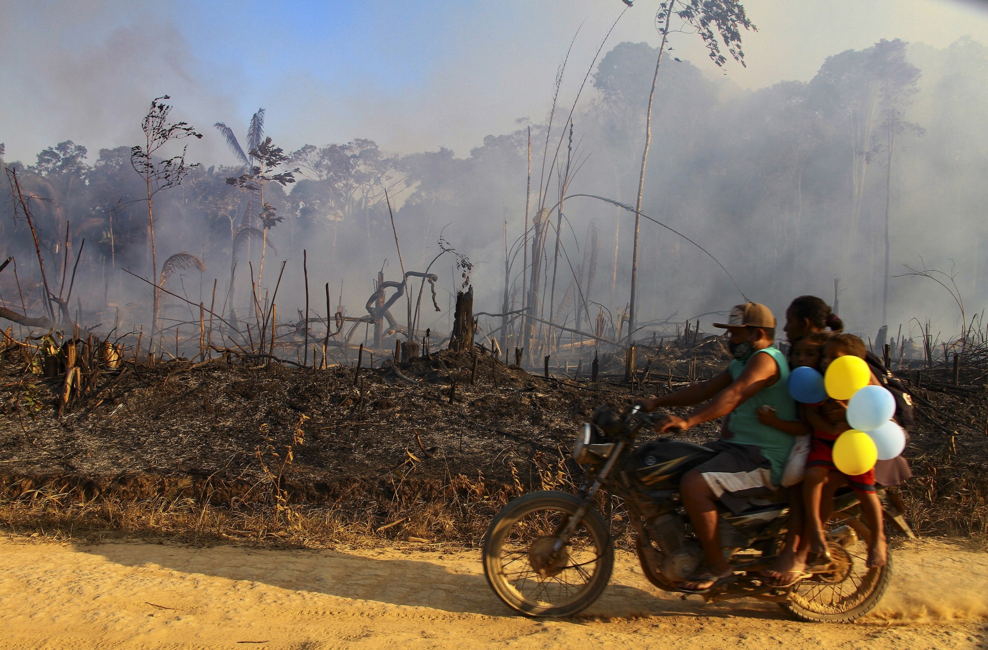 Les dix premiers jours du mois d’août, l’Institut national de recherches spatiales a recensé 10 136 incendies en Amazonie, contre 8669 à la même période, l’an passé.