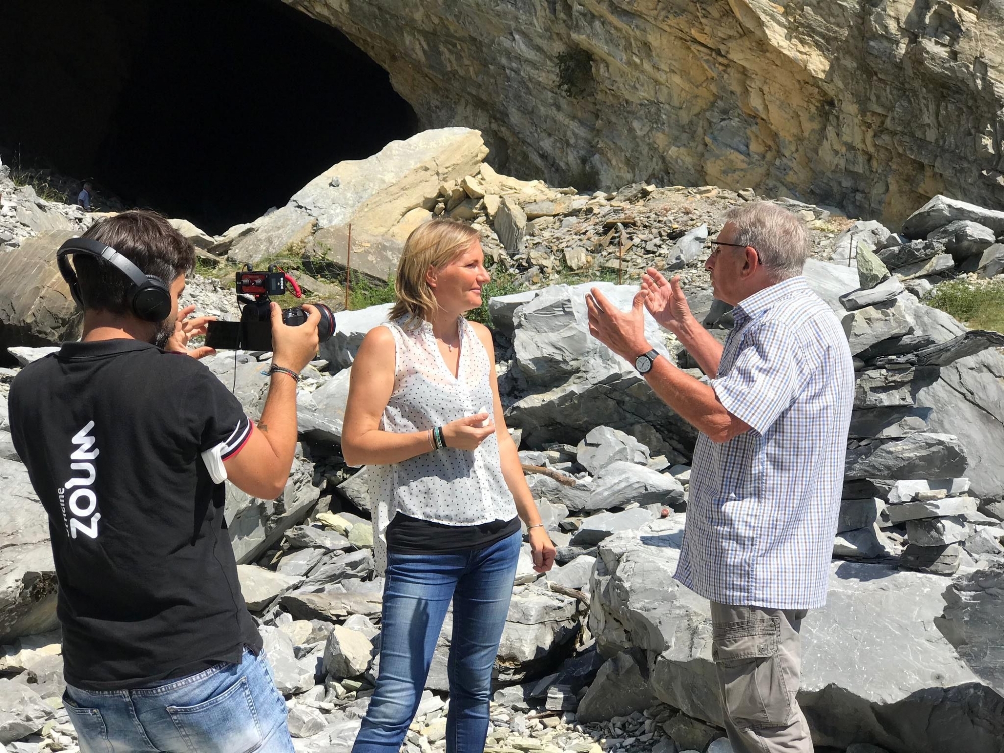 L'équipe de la Rai 3 Vallée d'Aoste, emmenée par Jeannette Bondaz, a interviewé ce jeudi Henri Thurre sur le site des anciennes carrières de marbre de Saillon.