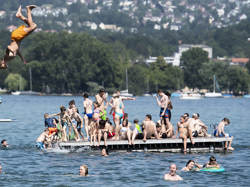 Le lac (ici le Mythenquai à Zurich) reste une valeur sûre en cas de canicule.