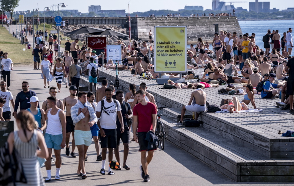 En juin dernier, à Malmö, un panneau d'information rappelait aux gens de maintenir une distance physique. (Archives)