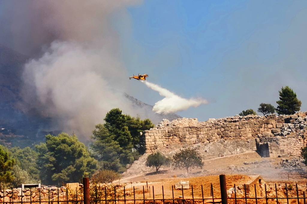 La Grèce est confrontée tous les étés à de violents feux de forêts, attisés par la sécheresse, la chaleur et les vents.