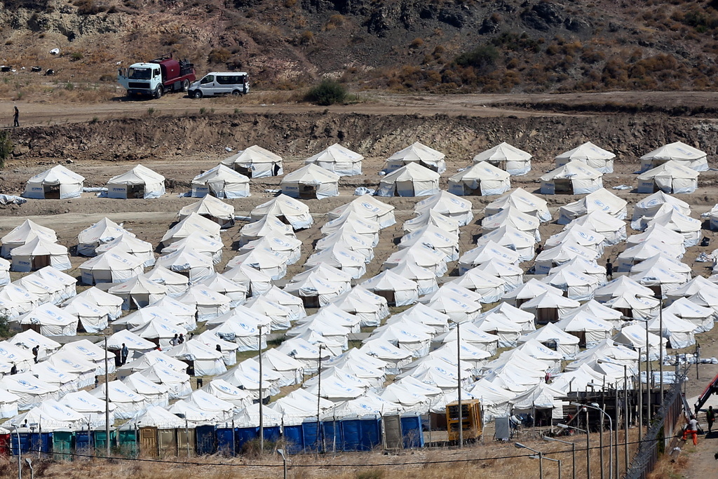 "Dans cinq jours l'opération sera achevée. Tout le monde sera installé dans le nouveau camp", a assuré le ministre des Migrations. 