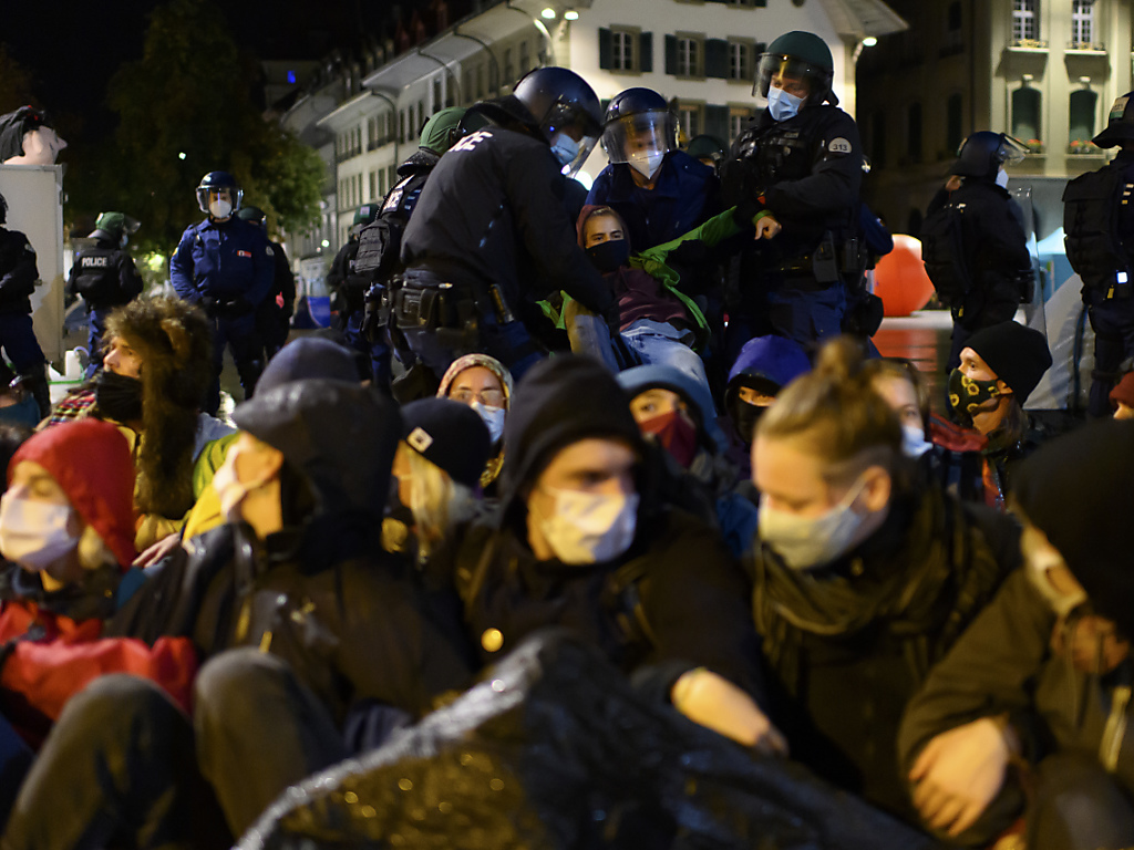 La police évacue des manifestants qui campent sur la Place fédérale.