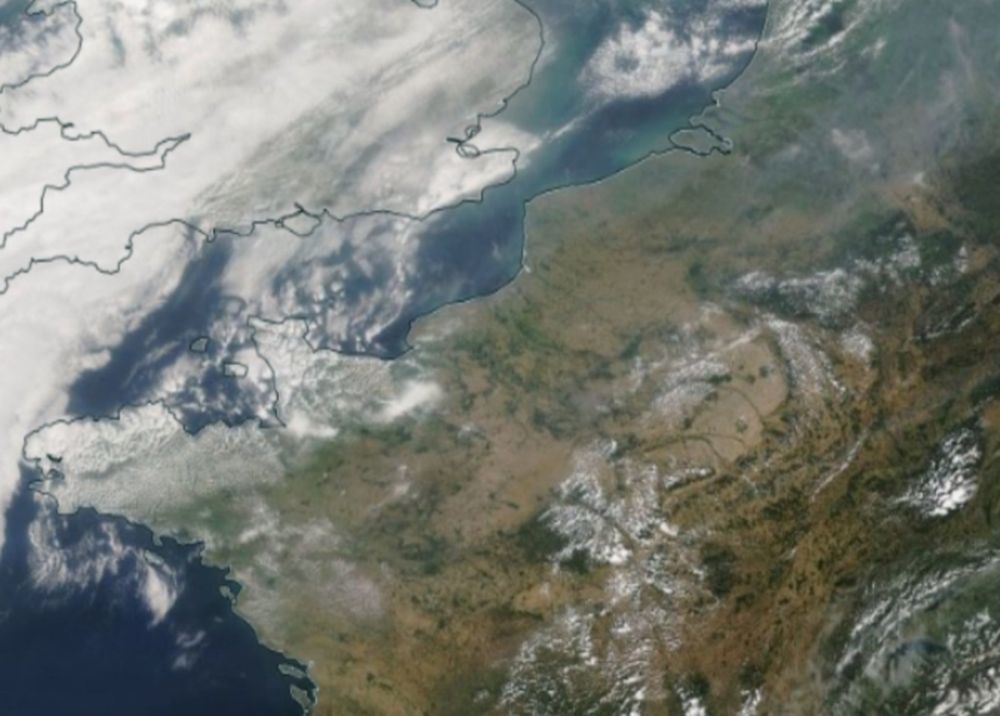 Le ciel s'est quelque peu obscurcit sur les îles britanniques et le nord de la France, lors du passage des poussières de fumée en provenance de la côte ouest des Etats-Unis.