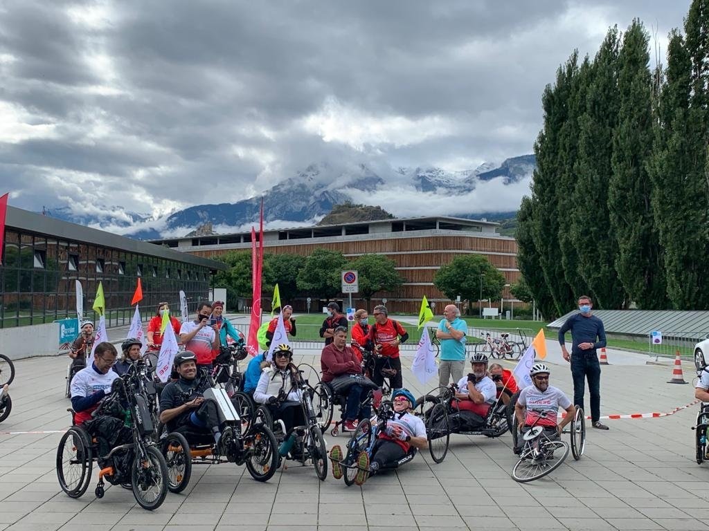 Les participants du Giro suisse se sont arrêtés devant la Clinique romande de réadaptation.